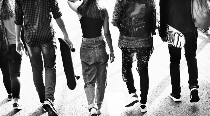 Noul New Balance si alte 9 modele de adidasi ideali cu blugi