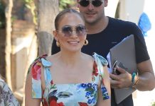 Jennifer Lopez a purtat o rochie mini-florala si cocheta perfecta la pranz in Capri