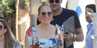 Jennifer Lopez a purtat o rochie mini-florala si cocheta perfecta la pranz in Capri