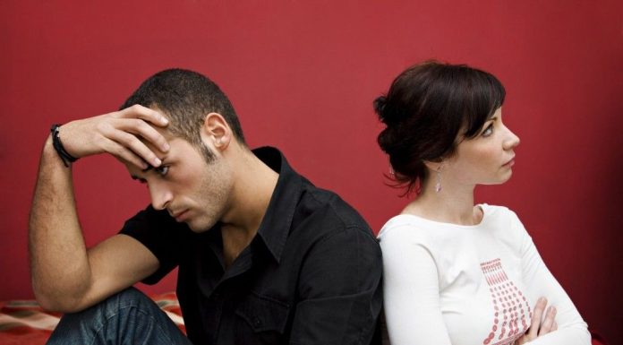8 Semne de avertizare ca traiesti alaturi de un barbat posesiv