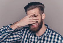 Fetelor le plac baietii timizi? 10 motive pentru care ii adora de fapt