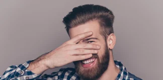 Fetelor le plac baietii timizi? 10 motive pentru care ii adora de fapt