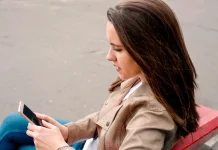 13 semne clare ale unei femei indisponibile emotional