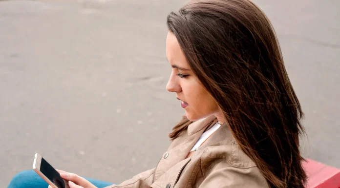 13 semne clare ale unei femei indisponibile emotional