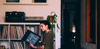 14 motive pentru care ar trebui sa te intalnesti cu o fata care citeste