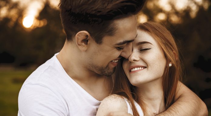 Cum sa-ti dai seama daca o imbratisare este romantica? 16 moduri de a spune