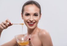17 Cele mai bune moduri de a folosi mierea pentru pielea uscata