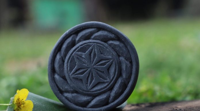 Sapun cu carbune pentru piele: Beneficii, utilizari si efecte secundare