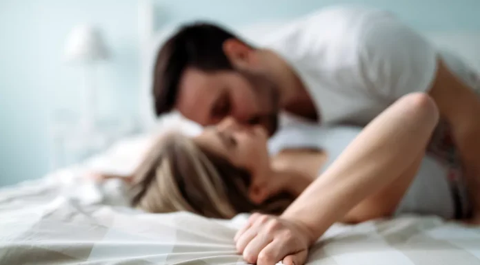 Cum imi dau seama daca ma iubeste? 15 semne ca un barbat te iubeste