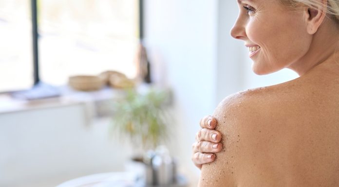 12 pasi simpli pentru a-ti imbunatati textura pielii in mod natural