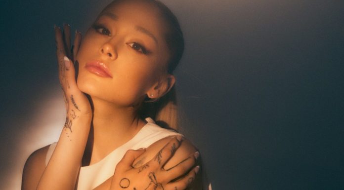 Ariana Grande celebreaza lansarea noului single „Yes, And?”