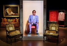 Elton John scoate la licitatie sute de articole din casa sa din Atlanta