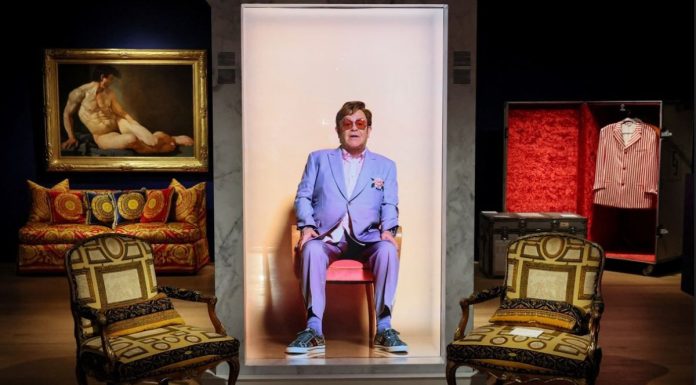 Elton John scoate la licitatie sute de articole din casa sa din Atlanta