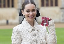 Printul William o onoreaza pe Emilia Clarke cu o medalie pentru munca sa caritabila