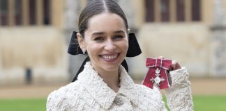 Printul William o onoreaza pe Emilia Clarke cu o medalie pentru munca sa caritabila